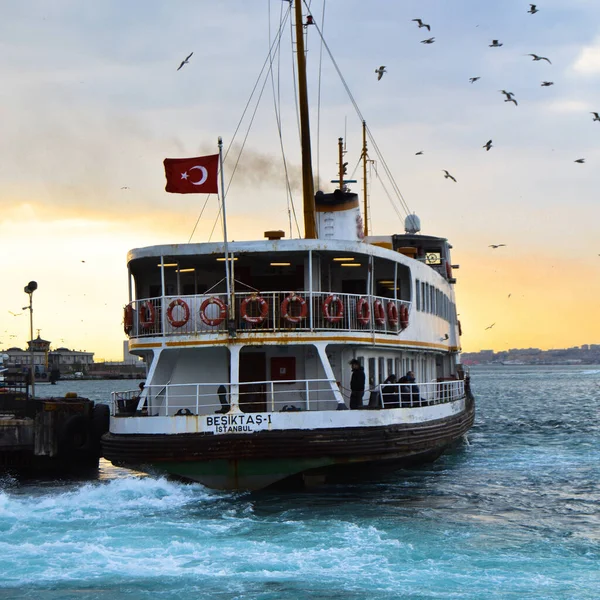 Transporte Balsa Navio Cruzeiro Branco Transporte Passageiros Símbolo Istanbul Março — Fotografia de Stock