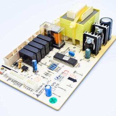 Yüksek teknoloji elektronik devre kartı, beyaz arka planda izole edilmiş.