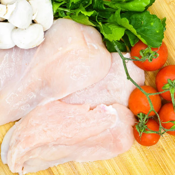 Świeże Kawałki Surowego Mięsa Kurczaka Gotowe Gotowania Pomidorami Warzywami Grzybami — Zdjęcie stockowe