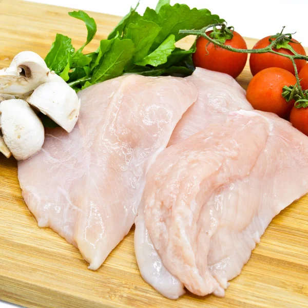 新鲜生鸡胸肉片 准备烹调 配上西红柿 青菜和蘑菇 — 图库照片