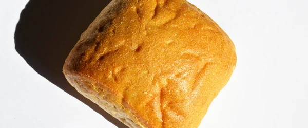 Свежий Выпеченный Питательный Золотистый Хлеб Изолированный Белом Фоне — стоковое фото
