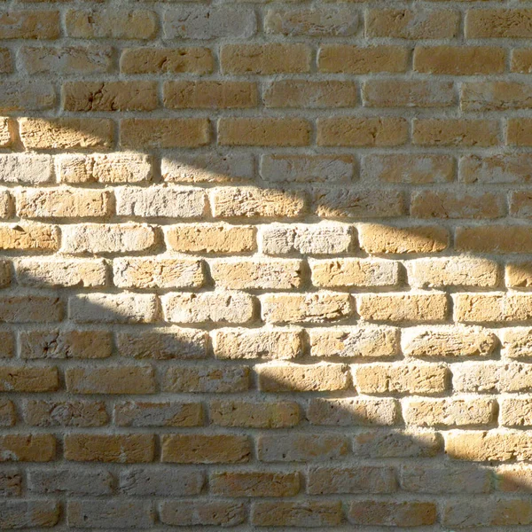 砖墙和日光 旧砖墙质感和日光 老旧砖墙背景 — 图库照片