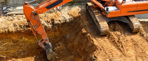 掘削機は建設現場 掘削現場 掘削機で作業を続けています — ストック写真