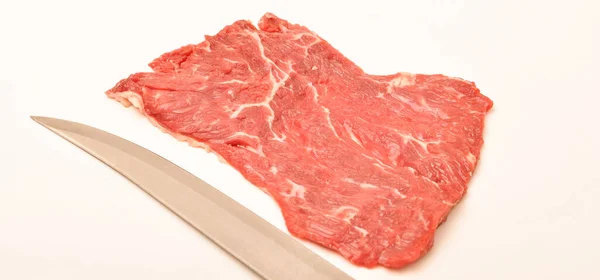 白の背景に隔離された非常に新鮮な赤牛の肉の牛肉とナイフをきれいにする — ストック写真