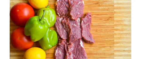 Carne Vaca Roja Cruda Limpia Verduras Muy Frescas Tabla Cortar — Foto de Stock