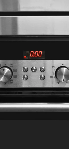 モダンなキッチンにはオーブンとコントロールパネル オーブンコントロールパネルがあります — ストック写真