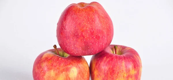 Tre Saftiga Läckra Färska Röda Äpple Isolerad Vit Bakgrund — Stockfoto