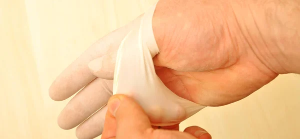 Mężczyzna Lekarz Ręka Białą Rękawicą Chirurgiczną Rękawica Medyczna Lateks Niezbędne — Zdjęcie stockowe