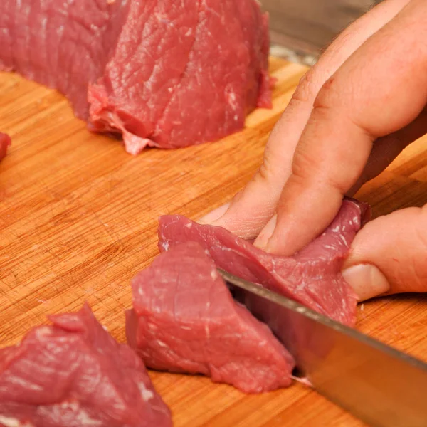 Чистый Свежий Красный Сырой Коровье Мясо Острый Нож Рука Разделочной — стоковое фото
