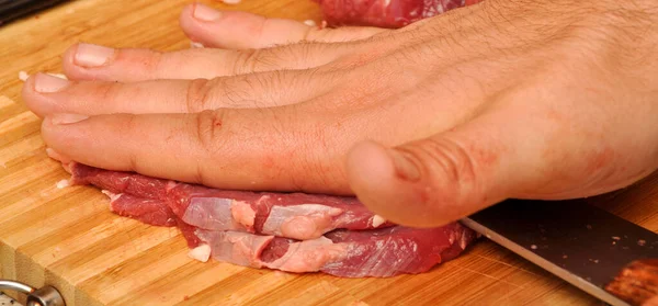 Чистый Свежий Красный Сырой Коровье Мясо Острый Нож Рука Разделочной — стоковое фото
