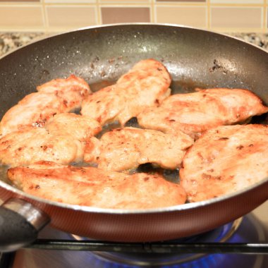 Fırında tavada kızartılmış taze tavuk bifteği, ev yapımı çok sağlıklı yemek.