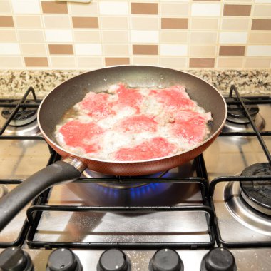 Fırında tavada kızaran taze kırmızı inek filetosu, ev yapımı sağlıklı yiyecekler.