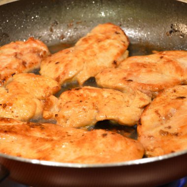 Fırında tavada kızartılmış taze tavuk bifteği, ev yapımı çok sağlıklı yemek.