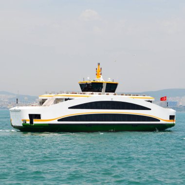 Beyaz yolcu gemisi feribotu, yolcu taşıyor, Sirkeci İstanbul Türkiye