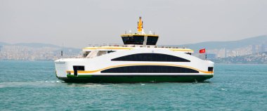 Beyaz yolcu gemisi feribotu, yolcu taşıyor, Sirkeci İstanbul Türkiye