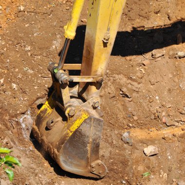 Kazıcı inşaat sahasında, kazı sahasında ve kazıcıda çalışmaya devam ediyor 