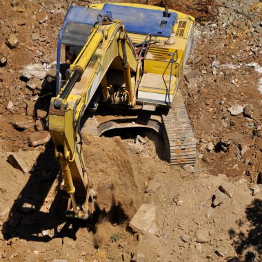 Kazıcı inşaat sahasında, kazı sahasında ve kazıcıda çalışmaya devam ediyor 