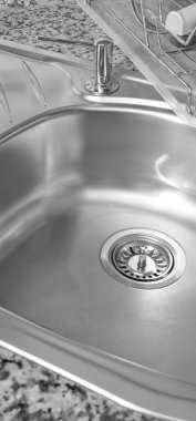 Lüks modern mutfak ve paslanmaz çelik lavabo, musluk ve drenaj.