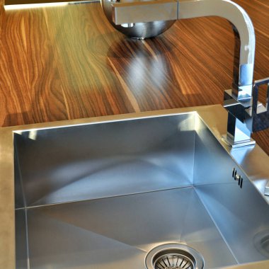 Lüks modern mutfak ve paslanmaz çelik lavabo, musluk ve drenaj.