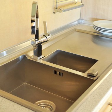 Lüks modern mutfak ve paslanmaz çelik lavabo, musluk ve drenaj.