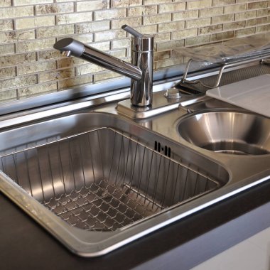 Lüks modern mutfak ve paslanmaz çelik lavabo, musluk ve drenaj.