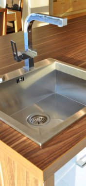 Lüks modern mutfak ve paslanmaz çelik lavabo, musluk ve drenaj.