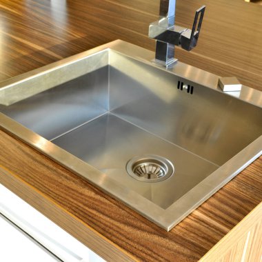 Lüks modern mutfak ve paslanmaz çelik lavabo, musluk ve drenaj.