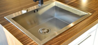 Lüks modern mutfak ve paslanmaz çelik lavabo, musluk ve drenaj.