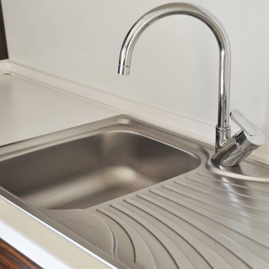 Lüks modern mutfak ve paslanmaz çelik lavabo, musluk ve drenaj.
