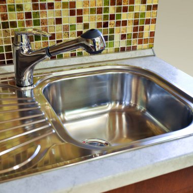 Lüks modern mutfak ve paslanmaz çelik lavabo, musluk ve drenaj.