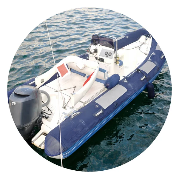 Современная Надувная Лодка Двигателем Море Возле Берега Синяя Белая Надувная — стоковое фото