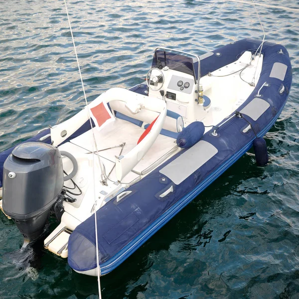 近岸海面上装有发动机的现代充气船 蓝色白色充气船 — 图库照片