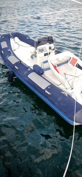 近岸海面上装有发动机的现代充气船 蓝色白色充气船 — 图库照片