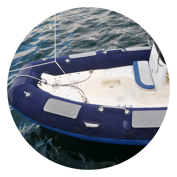 Deniz Kenarında Motoru Olan Modern Şişirilebilir Tekne Mavi Beyaz Şişirilebilir — Stok fotoğraf