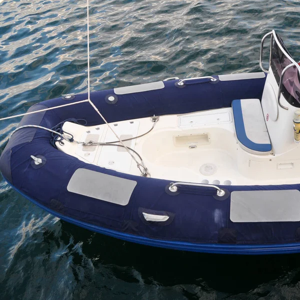 Imbarcazione Gonfiabile Moderna Con Motore Nel Mare Vicino Riva Barca — Foto Stock