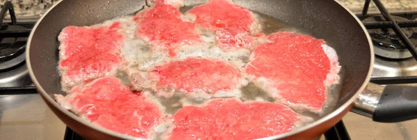 新鲜的红牛软骨素在锅里放在炉灶上煎 自制非常健康的食物 — 图库照片