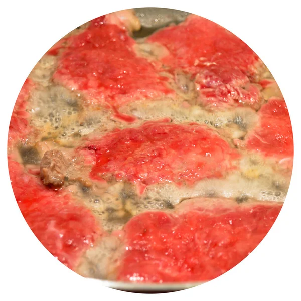 新鲜的红牛软骨素在锅里放在炉灶上煎 自制非常健康的食物 — 图库照片