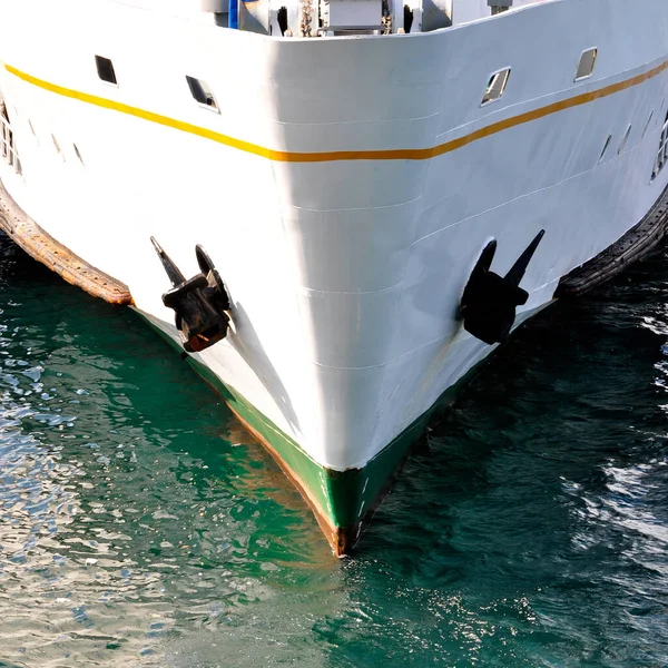 White Cruise Ship Ferry Transport Carrying Passengers Sirkeci Istanbul Turkey — Stock Photo, Image
