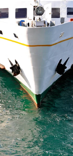 白いクルーズ船フェリー輸送 乗客を運ぶ シルケシイスタンブールトルコ — ストック写真