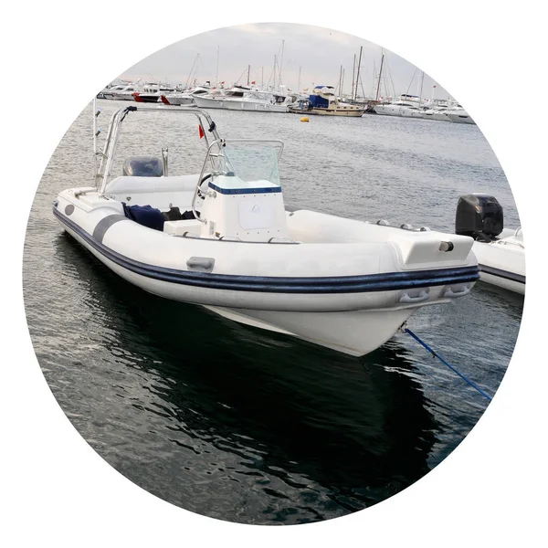 海岸近くの海にエンジンを備えた近代的なインフレータブルボート 青い白いインフレータブルボート — ストック写真