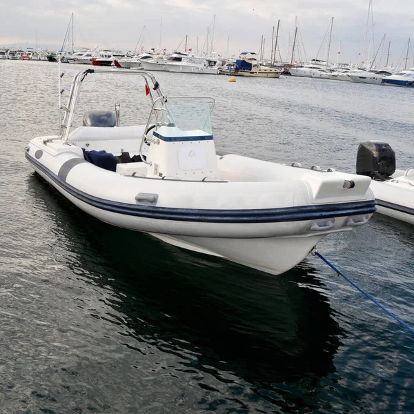 Modern Felfújható Hajó Motorral Tenger Partjainál Kék Fehér Felfújható Csónak — Stock Fotó