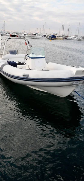 Deniz Kenarında Motoru Olan Modern Şişirilebilir Tekne Mavi Beyaz Şişirilebilir — Stok fotoğraf