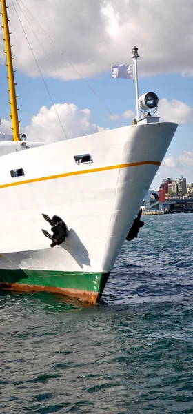 Beyaz Yolcu Gemisi Feribotu Yolcu Taşıyor Sirkeci Stanbul Türkiye — Stok fotoğraf