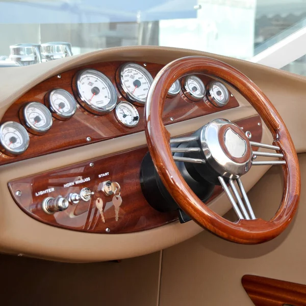 スピードボートステアリングホイールと楽器パネル 豪華なスピードボートコントロールパネル — ストック写真