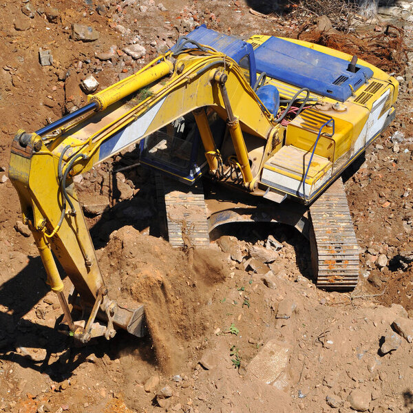 Экскаватор продолжает работу на строительной площадке, на раскопках и экскаваторе 