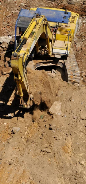 挖掘机继续在建筑工地 挖掘工地和挖掘机上工作 — 图库照片