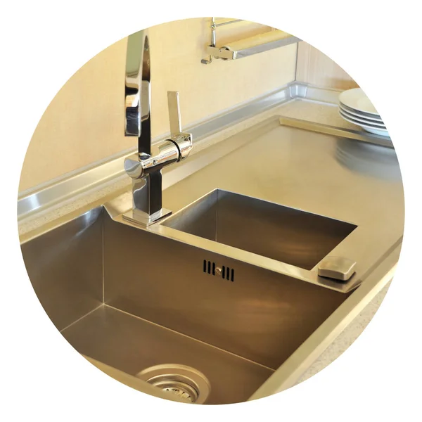 豪华现代化厨房的内部和不锈钢洗涤槽 水龙头和排水沟 — 图库照片