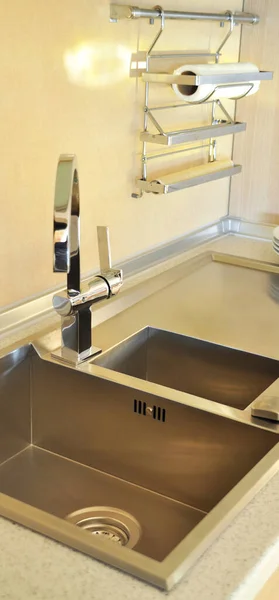 Interieur Van Luxe Moderne Keuken Roestvrij Stalen Wastafel Kraan Afvoer — Stockfoto