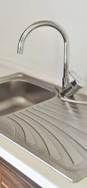豪华现代化厨房的内部和不锈钢洗涤槽 水龙头和排水沟 — 图库照片