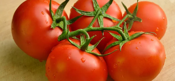新鮮な おいしい トマト すべての有機トマト 新鮮な有機トマト まな板上 — ストック写真